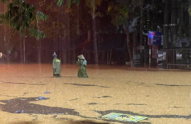 Las fuertes lluvias causaron que muchas areas en Na Hang Town (Tuyen Quang) se inundaron profundamente anoche 17.5. Foto: Lam Thanh