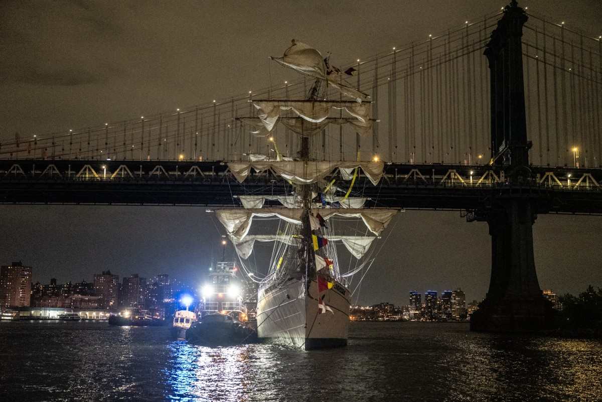 El barco de entrenamiento de la Armada mexicana se estrello contra Brooklyn Bridge, Nueva York (EE. UU.), En la noche del 17 de mayo de 2025. Foto: AFP