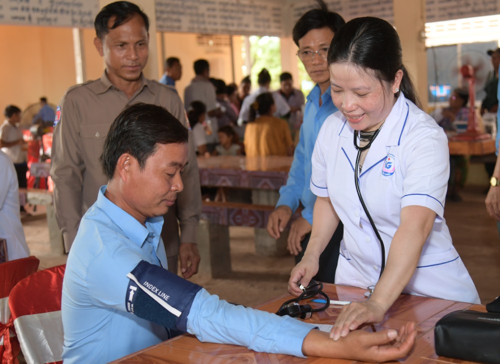 El equipo de examen para personas en la provincia de Kam Pot, Reino de Camboya. Foto: Phuong Vu