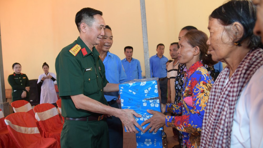 Dai ta Cao Minh Tam, Pho Chinh uy Bo CHQS tinh Kien Giang tang qua cho ba con nhan tinh Kam Pot, vuong quoc Campuchia. Anh: Phuong Vu