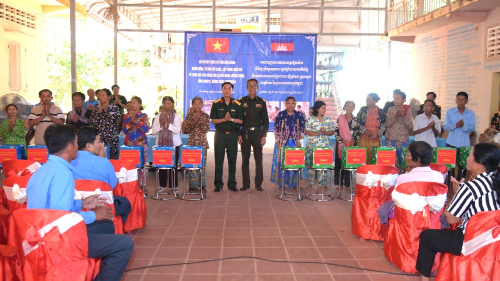 Ba con tinh Kam Pot, chinh quyen dia phuong vui mung chao don doan cua tinh Kien Giang den kham benh. Anh: Phuong Vu