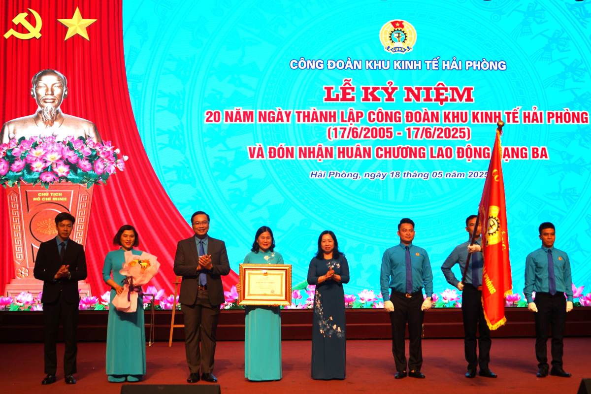 La Union de la Zona Economica de Hai Phong da la bienvenida a la Medalla Laboral de tercera clase. Foto: Mai Dung