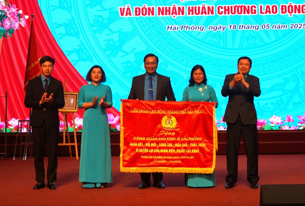 LĐLĐ TP Hải Phòng trao bức trướng tặng Công đoàn Khu kinh tế. 