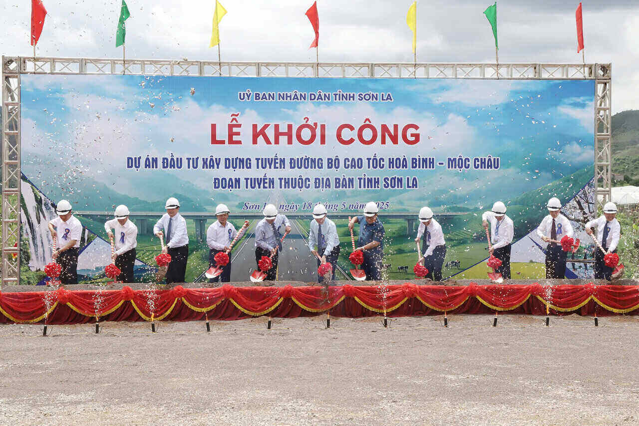 La ceremonia de inauguracion del proyecto de inversion para construir la seccion Hoa Binh - Moc Chau Highway Road esta en la provincia de Son La. Foto: Huy Thanh