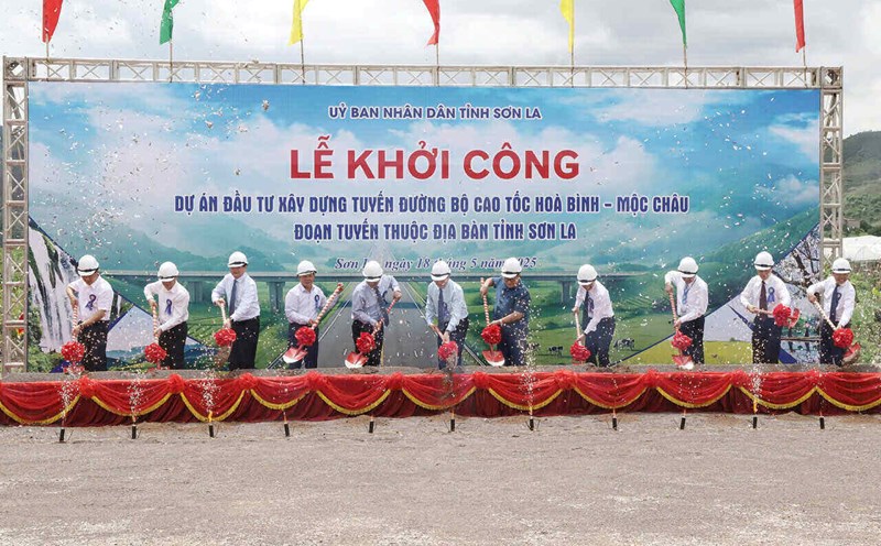 The groundbreaking ceremony of the Hoa Binh - Moc Chau Expressway Construction Investment Project in Son La province. Photo: Huy Thanh