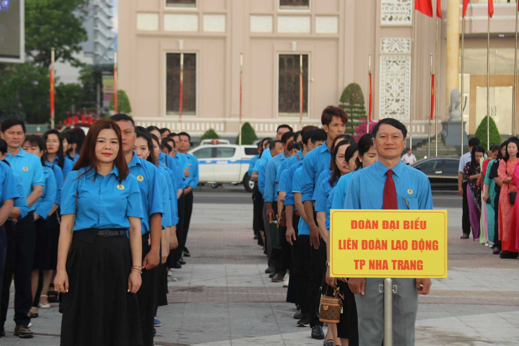 Civil servants, public employees, and workers at the city, district, and commune levels in Khanh Hoa will be arranged according to the new administrative unit before the policy is resolved according to their wishes. Photo: Phuong Linh