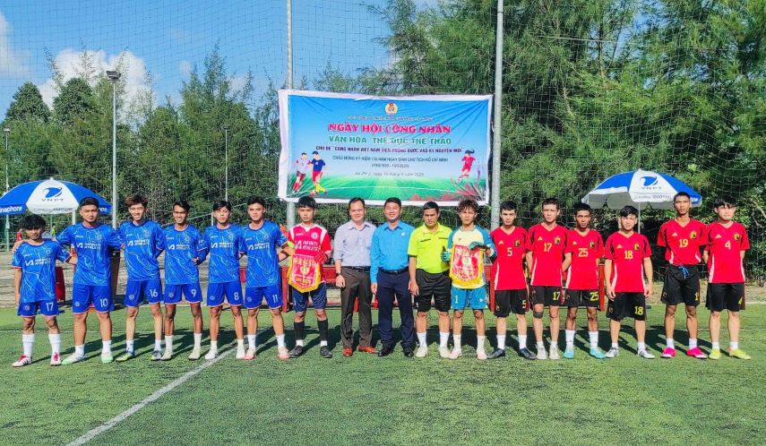 Lãnh đạo Công đoàn Các KCN tỉnh và Công ty TNHH Jia Zhi, chi nhánh Sóc Trăng trao cờ lưu niệm cho các đội tham gia. Ảnh: Công đoàn Các KCN tỉnh Sóc Trăng