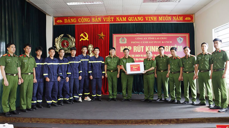 Thieu tuong Nguyen Dinh Hoan - Pho Cuc truong Cuc Canh sat PCCC&CNCH trao tang qua luc luong truc tiep tham gia CN, CH vu sat lo