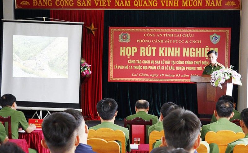 The Fire Prevention and Rescue Police Department, Lai Chau Police held a meeting to learn from the experience of rescue work. Photo: Provided by Lai Chau Police