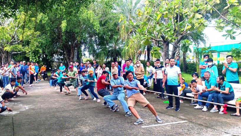 Thi đấu môn kéo co. Ảnh: Thanh Nhàn