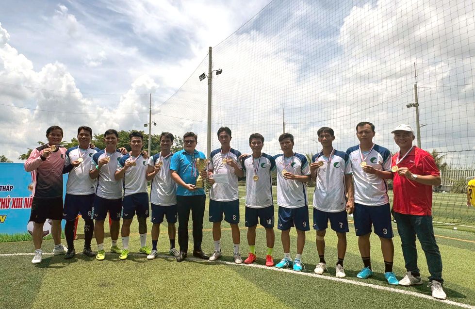Chủ tịch Công đoàn các khu công nghiệp, khu kinh tế Đồng Tháp Nguyễn Thanh Nhàn trao phần thưởng vô địch cho đội Công ty TNHH Cỏ May Lai Vung. Ảnh: Thanh Nhàn