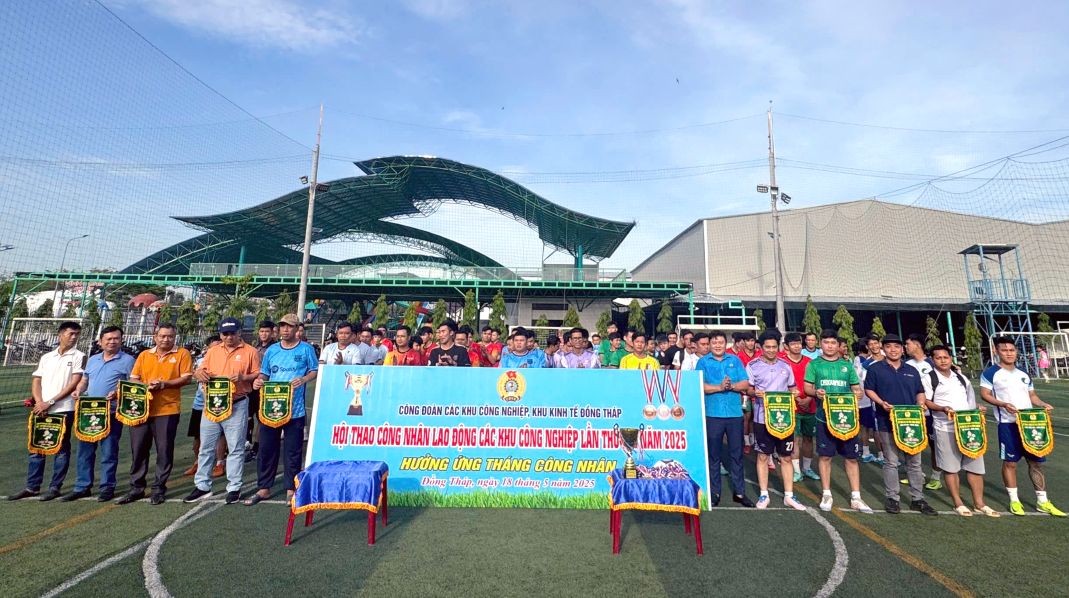 Lễ khai mạc môn bóng đá trong khuôn khổ Hội thao công nhân lao động chào mừng kỷ niệm 135 năm Ngày sinh Chủ tịch Hồ Chí Minh. Ảnh: Thanh Nhàn