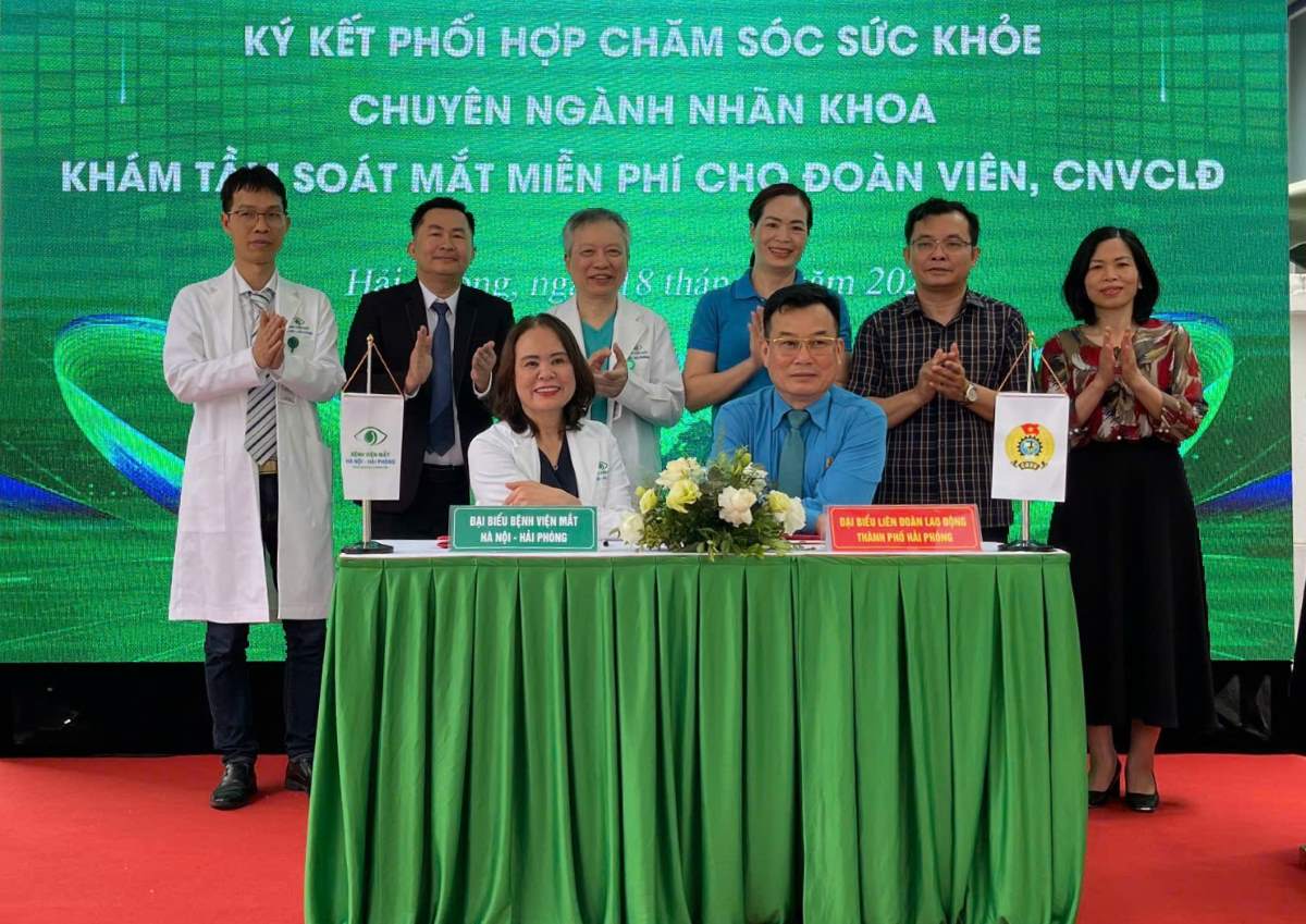 LĐLĐ TP Hải Phòng và Bệnh viện Mắt Hà Nội - Hải Phòng kí kết chương trình phối hợp. Ảnh: Mai Dung