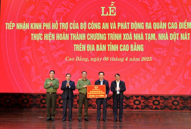 Uy ban Mat tran To quoc Viet Nam tinh Cao Bang tiep nhan kinh phi ho tro. Anh: Vu Tiep
