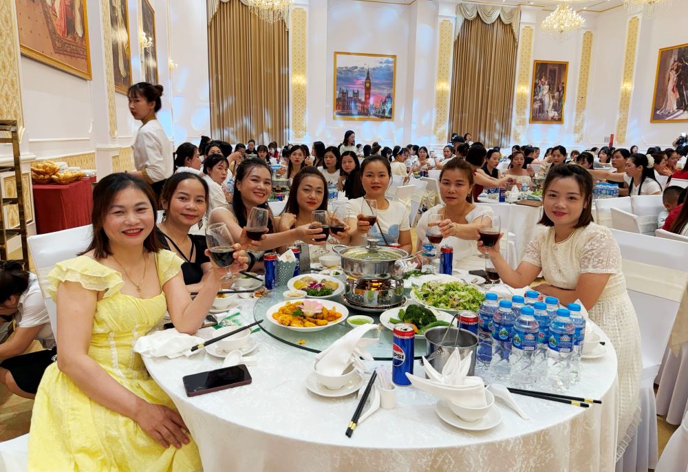 Đoàn viên, người lao động Công ty TNHH Sakurai Việt Nam tỏ ra vui mừng, phấn khởi khi được công ty chiêu đãi tiệc tại một nhà hàng sang trọng. Ảnh: Quách Du