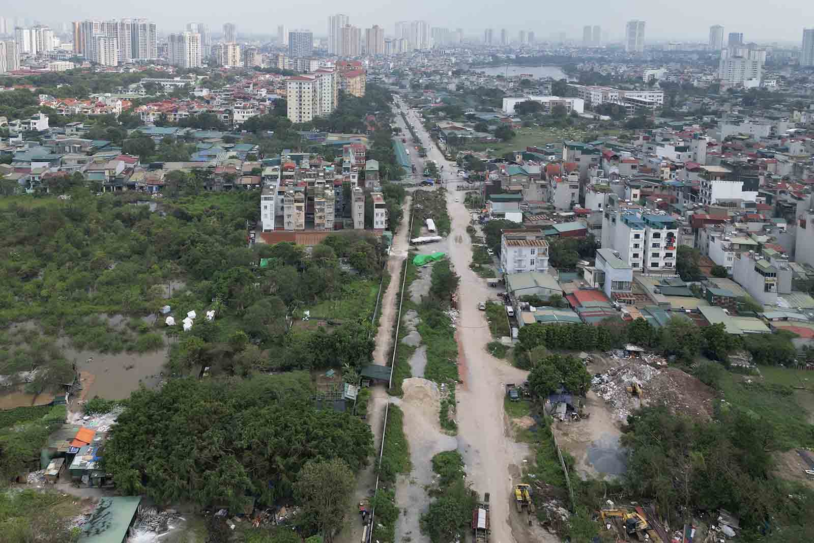 Hơn 10 năm xây dựng, đường Vành đai 2,5 đoạn Đầm Hồng - Quốc lộ 1A vẫn dang dở. Ảnh: Hữu Chánh