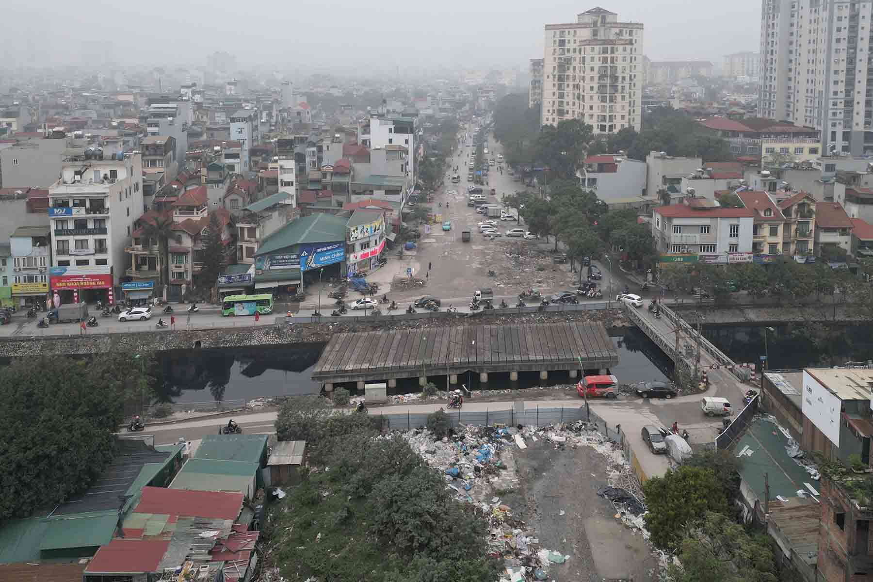 Cầu L3 qua sông Lừ đã bỏ hoang nhiều năm. Ảnh: Hữu Chánh