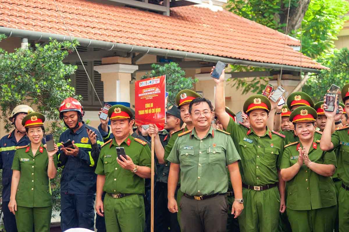 Ho Chi Minh City Police simultaneously launched and deployed the activity "Youth of Uncle Ho City is taking a shock in building civilization and urban beauty". Photo: Provided by the police.