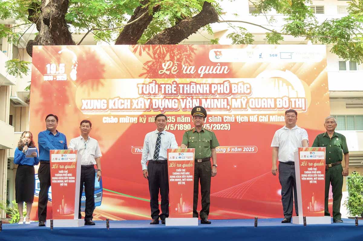 Cong an TPHCM thuc hien nghi thuc phat dong ra quan.