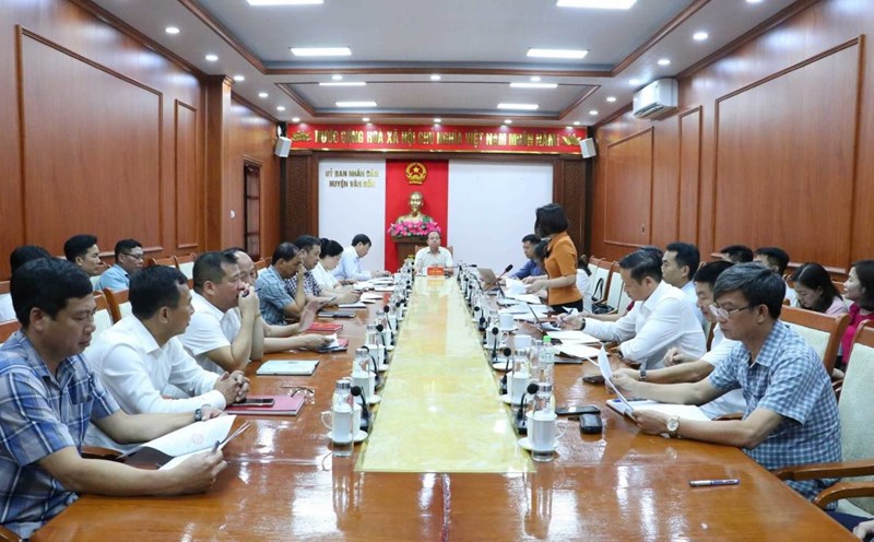 The People's Committee of Van Don district, Quang Ninh province met to give opinions on 42 cadres and civil servants who have applied for early retirement and resignation. Photo: Van Don District Information Portal