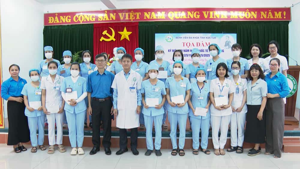 Los sindicatos del Comite Popular Provincial dan obsequios a los trabajadores de la salud en los hospitales. Foto: Thanh Tuan