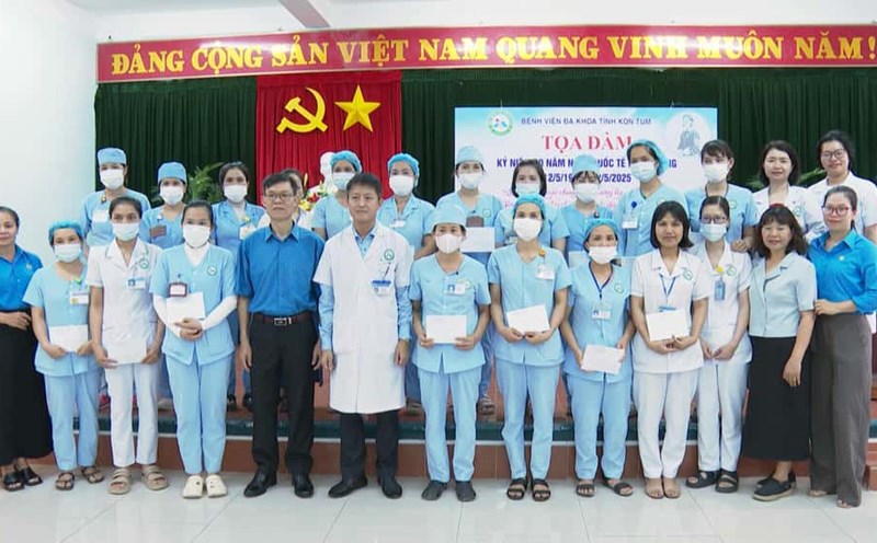 The Provincial People's Committee Trade Union presents gifts to medical staff at hospitals. Photo: Thanh Tuan