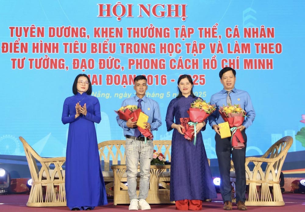 El Sr. Lam Minh Hai (segundo desde la izquierda) fue elogiado por la Federacion Laboral de la Ciudad de Da Nang porque estudio al tio Ho no solo en palabras, sino por accion practica todos los dias. Foto: Tuong Minh