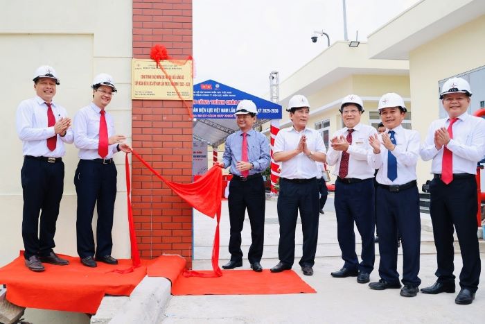 Cac dai bieu thuc hien nghi thuc gan bien cong trinh Tram bien ap 110kV Cang Quy Nhon va dau noi, ngay 15.4.2025, tai Binh Dinh. Anh EVN