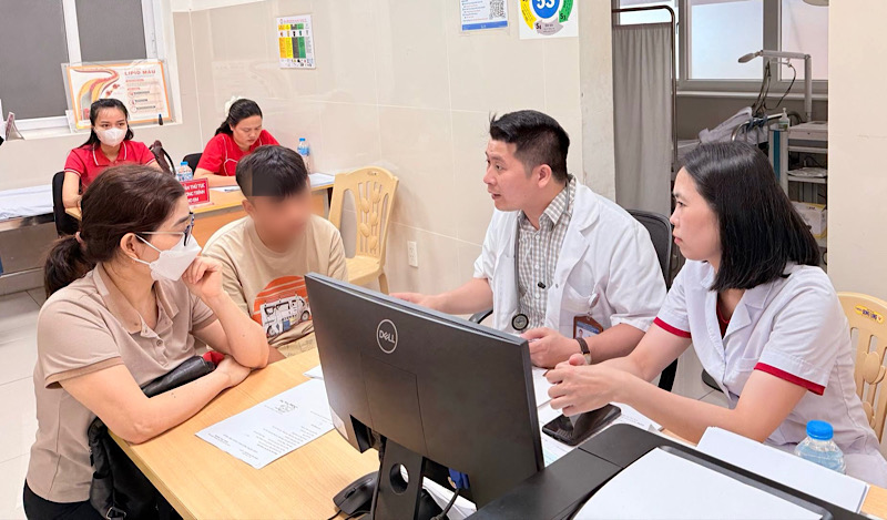 Medicos, medicos que evaluan a los niños. Foto: Vietnam Friendship Hospital - Cuba Dong Hoi.
