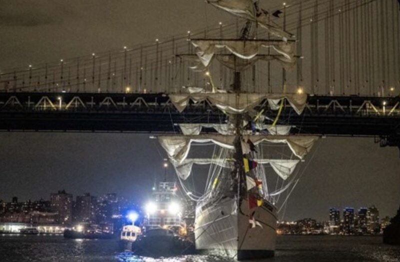 La Armada mexicana colisiono con el Puente Brooklyn en Nueva York, EE. UU., El 17 de mayo de 2025. Foto: AFP