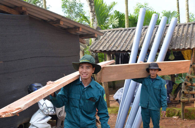 Forces contributed working days to join hands to eliminate temporary houses in Quang Ngai province. Photo: VGP