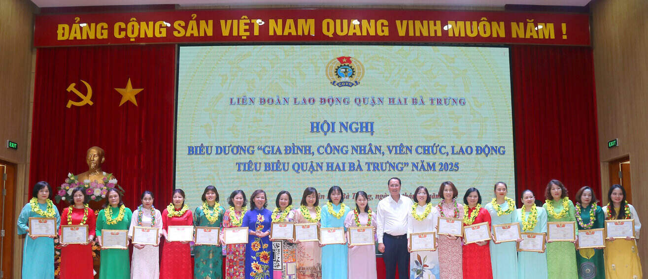 Hai Ba Trung District Labor Federation commends the exemplary families of workers and civil servants in 2025. Photo: Thanh Hai
