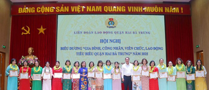 Khen thưởng 230 gia đình công nhân viên chức lao động tiêu biểu