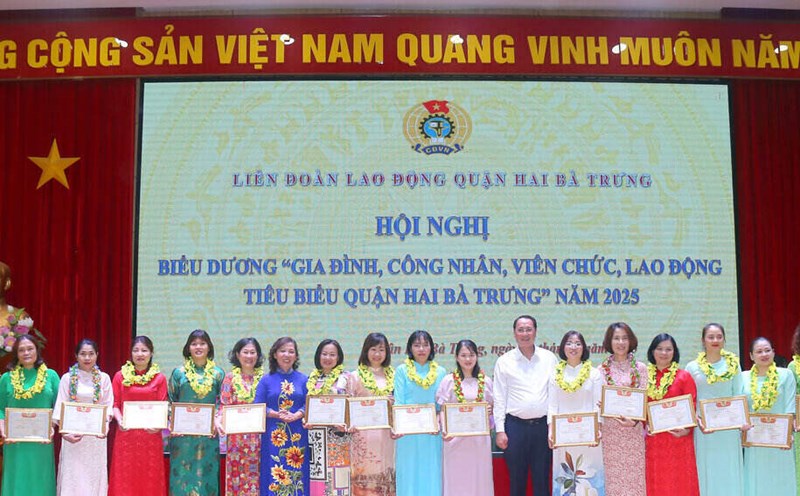 Hai Ba Trung District Labor Federation commends the exemplary families of workers and civil servants in 2025. Photo: Thanh Hai