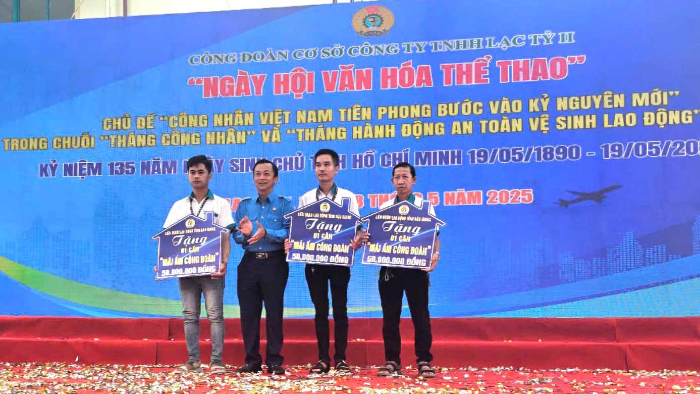 Chủ tịch LĐLĐ tỉnh Hậu Giang Lê Công Khanh trao Mái ấm Công đoàn cho đoàn viên. Ảnh: Công đoàn Hậu Giang