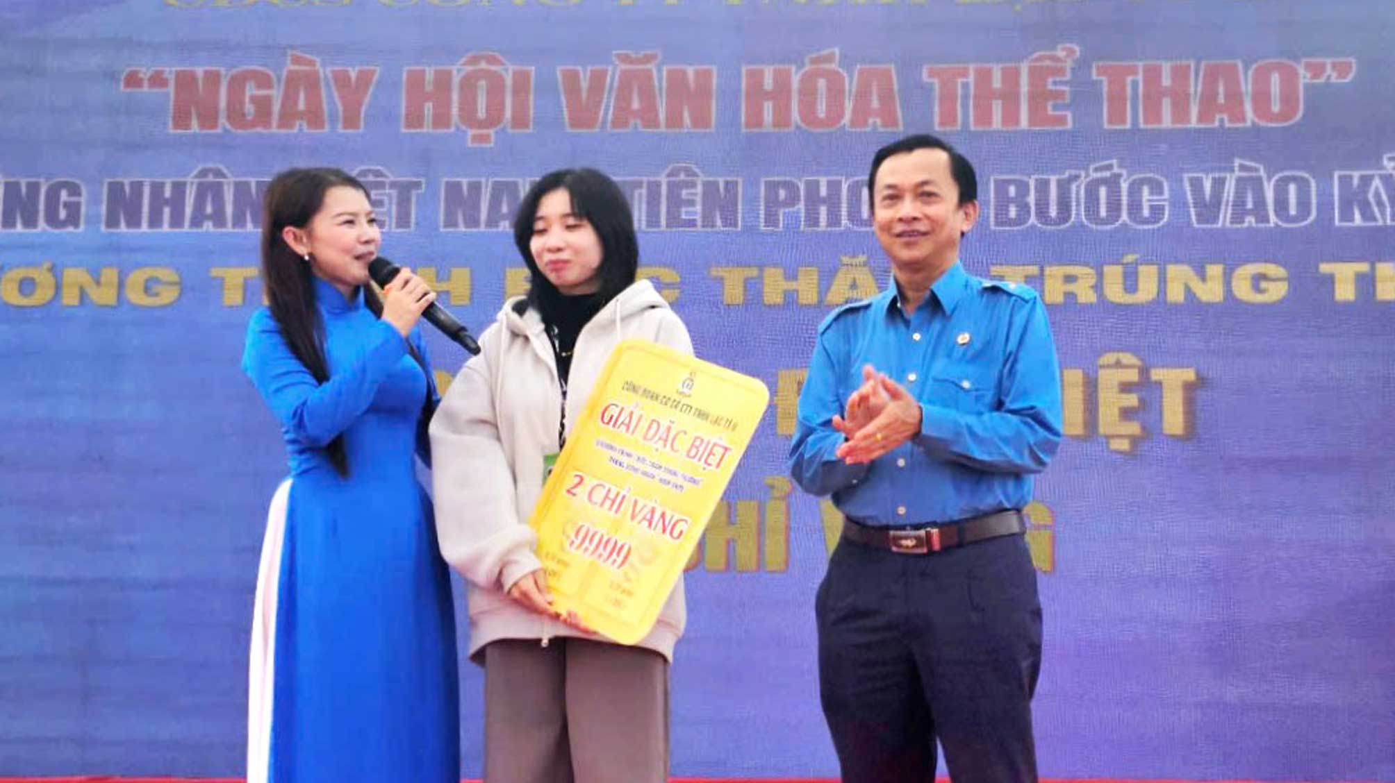 Đoàn viên may mắn trúng thưởng giải đặc biệt gồm 2 chỉ vàng 24k. Ảnh: Công đoàn các khu công nghiệp tỉnh Hậu Giang