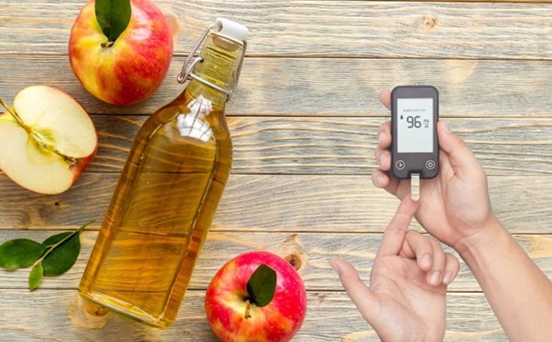 Apple cider vinegar has the effect of controlling blood sugar, helping to lose weight. Graphics: Ha May