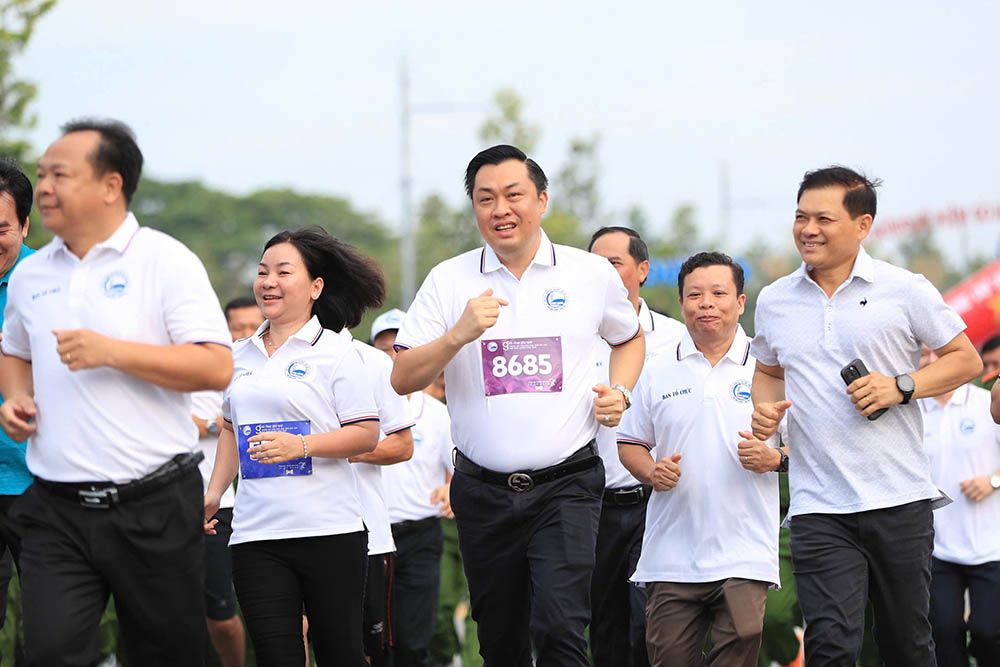 A large number of delegates, leaders of units and organizing committee participated in the race. Photo: Binh Duong Department of Culture, Sports and Tourism