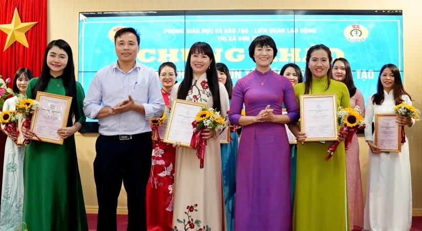 Awarding the 4th Son Tay teacher Award for Dedication and Creativity - 2025. Photo: Hai Yen