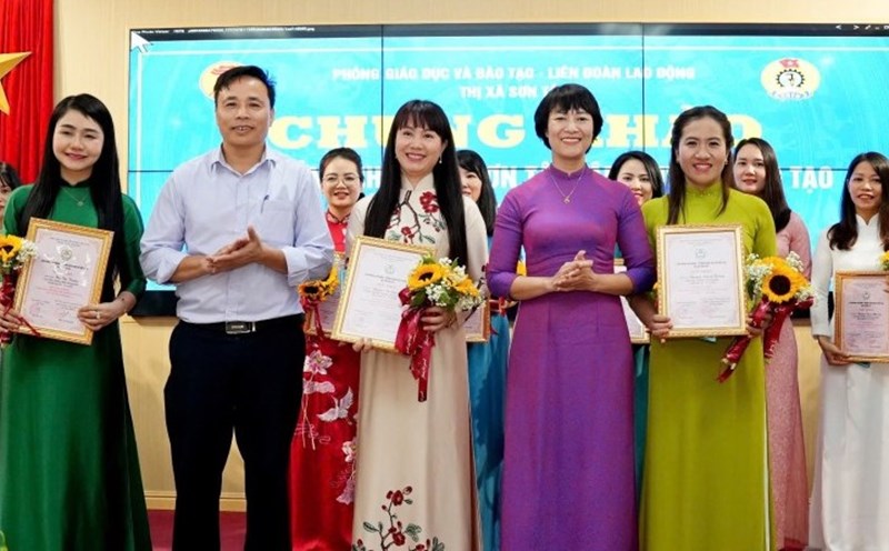 Awarding the 4th Son Tay teacher Award for Dedication and Creativity - 2025. Photo: Hai Yen