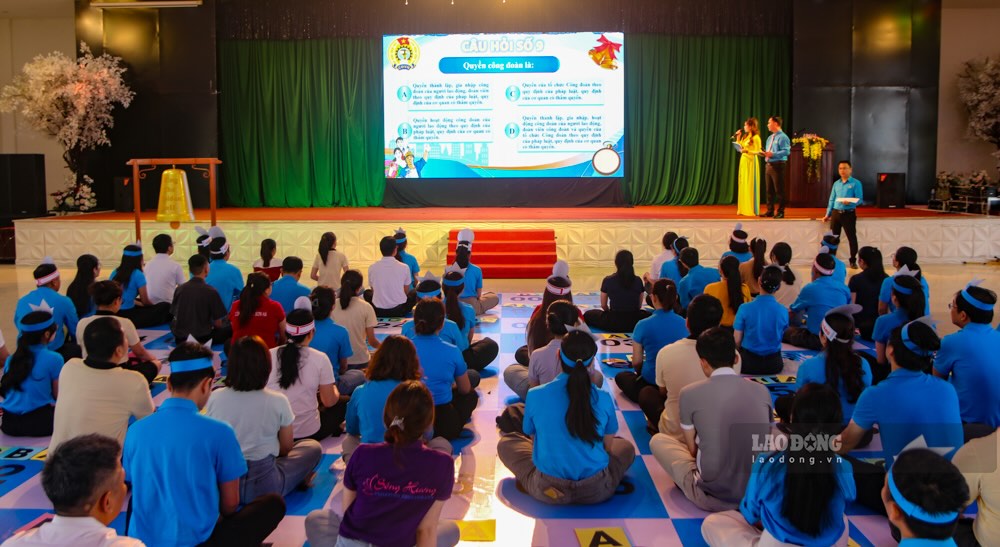 100 thí sinh là đoàn viên, người lao động tranh tài tại hội thi “Rung chuông vàng” do LĐLĐ TP Huế tổ chức. Ảnh: Nguyễn Luân