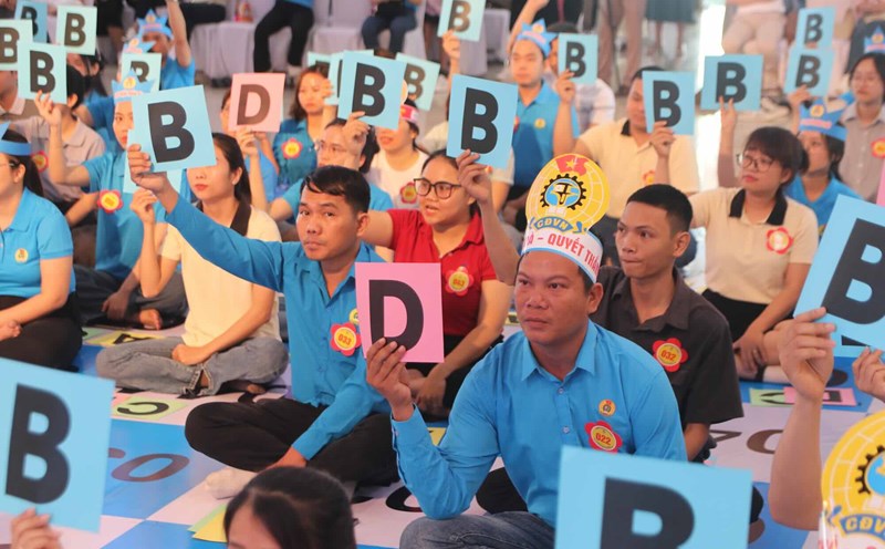 The union members and workers excellently answered the questions raised by the organizing committee. Photo: Nguyen Luan