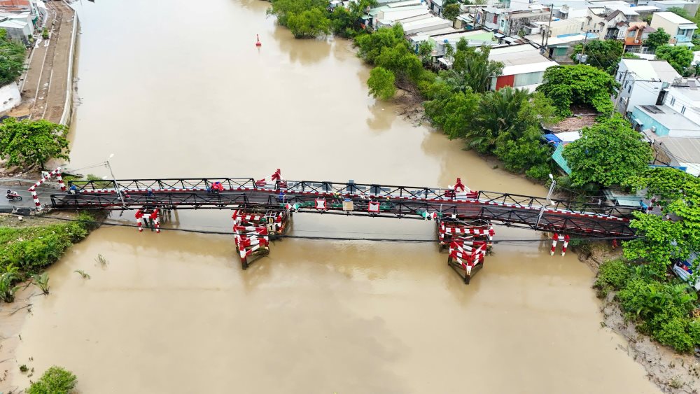 Rach Tom Iron Bridge (NHA BE District) ahora se ha degradado para esperar una nueva construccion. Foto: ANH TU