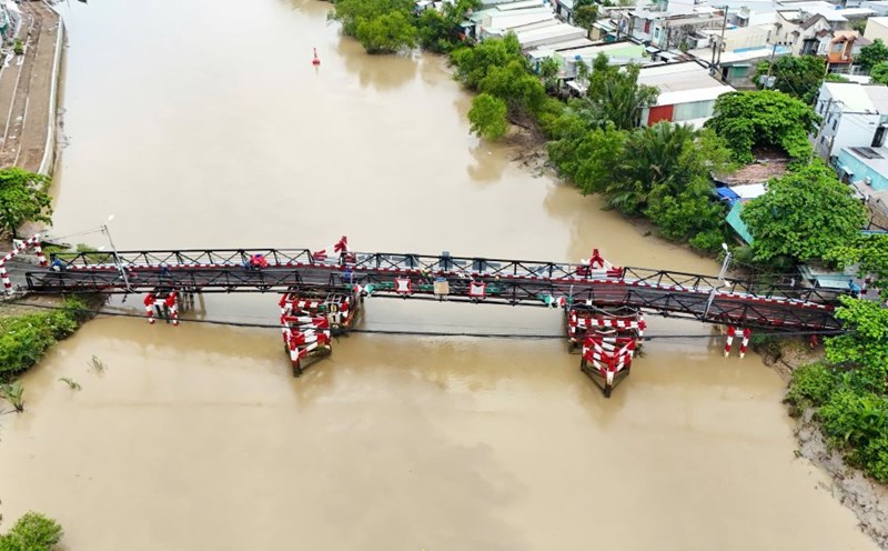 Rach Tom iron bridge (Nha Be district) is currently degraded waiting to be rebuilt. Photo: Anh Tu