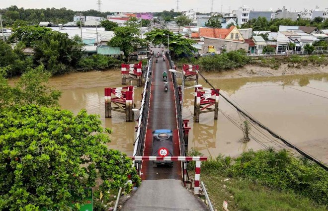 Cau sat Rach Tom tren duong Le Van Luong. Anh: Anh Tu