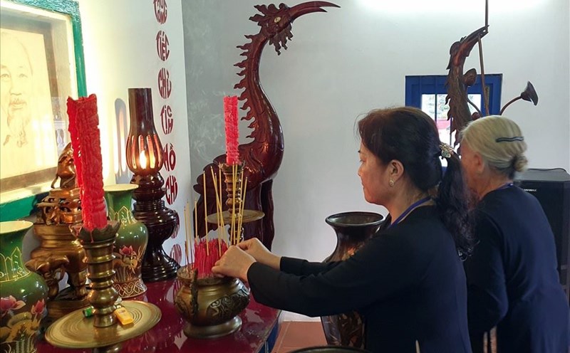 Every day, members of the Club come to burn incense to commemorate Uncle Ho