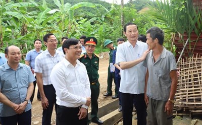 Mr. Do Minh Tuan - Chairman of Thanh Hoa Provincial People's Committee (second, right) visited and encouraged the family in the ethnic minority area. Photo: Xuan Nghia