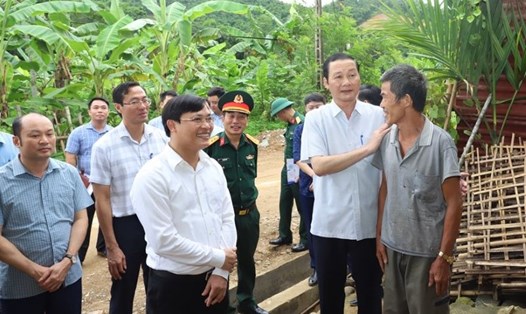 Ông Đỗ Minh Tuấn - Chủ tịch UBND tỉnh Thanh Hóa (thứ hai, phải sang) thăm hỏi, động viên gia đình vùng đồng bào dân tộc thiểu số. Ảnh: Xuân Nghĩa