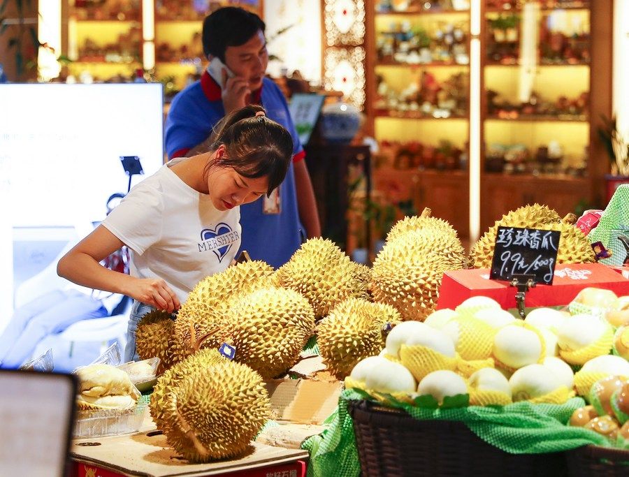 Mot nguoi phu nu dang chon sau rieng nhap khau tu Thai Lan tai mot sieu thi o Nam Ninh, Khu tu tri dan toc Choang Quang Tay, mien nam Trung Quoc, ngay 7.9.2023. Anh: Xinhua