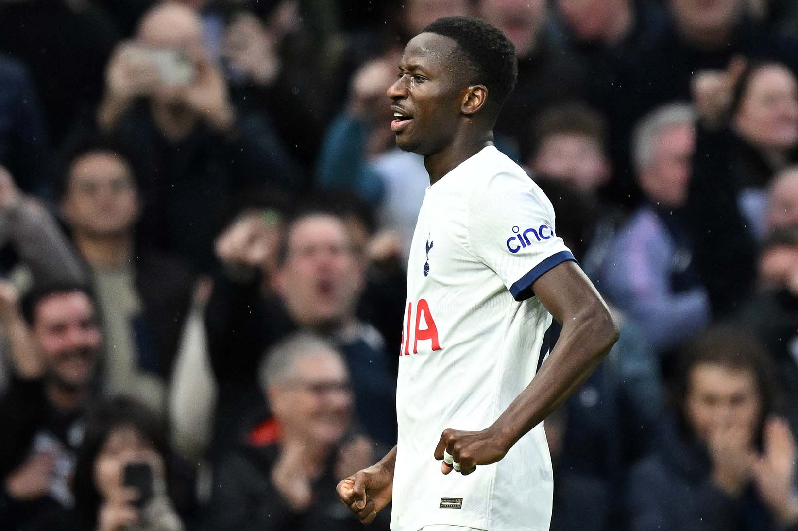 Pape Sarr se la nhan to dot bien trong hang tien ve cua Tottenham. Anh: AFP